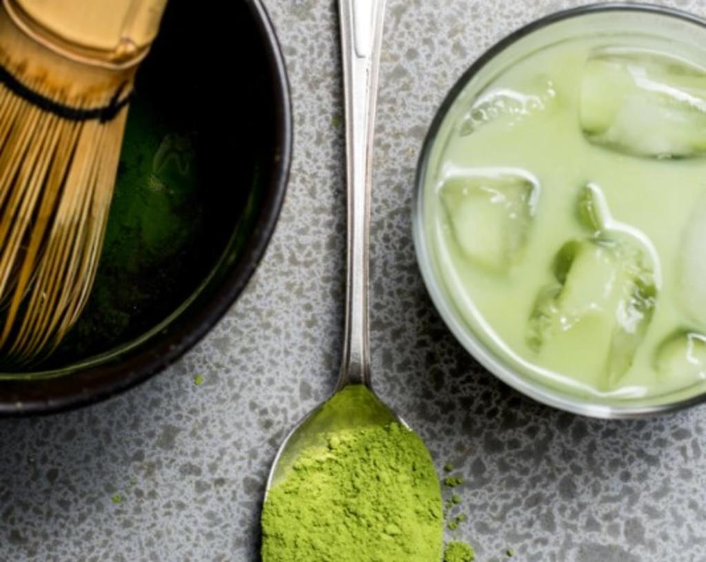 El té verde y el matcha son dos bebidas deliciosas que pueden confundirse ya que se obtienen de la misma planta, pero la realidad es que son muy diferentes entre sí. (Especial) 