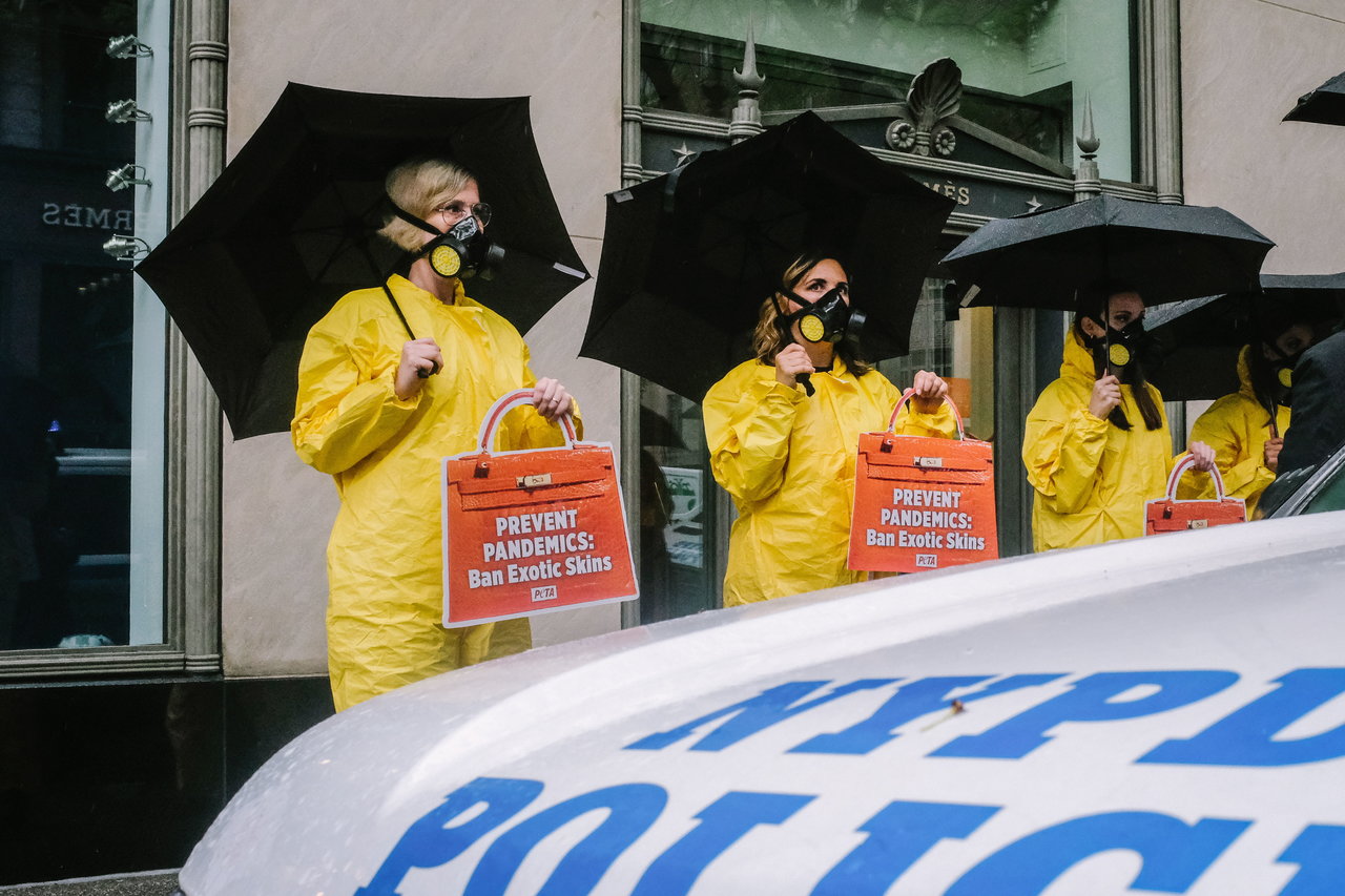 PETA protesta en Nueva York frente a tienda Hermès por su uso de pieles