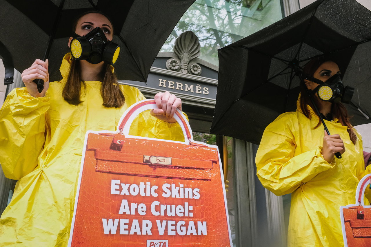 PETA protesta en Nueva York frente a tienda Hermès por su uso de pieles