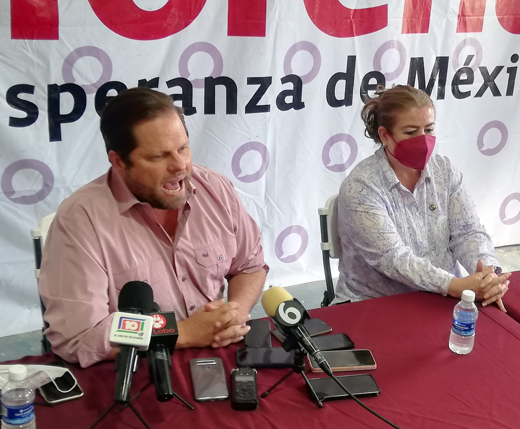 El diputado local Otniel García y la senadora Margarita Valdez hablaron sobre el crédito de Lerdo.