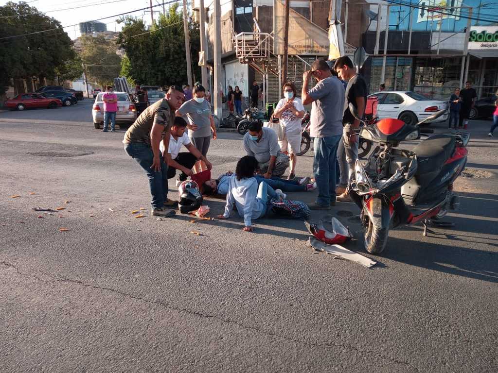 Al lugar del accidente acudieron elementos de Tránsito y Vialidad, y paramédicos de la Cruz Roja de Gómez Palacio. (EL SIGLO DE TORREÓN)