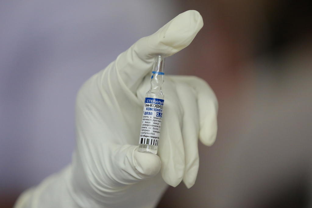 Los reguladores en Rusia aprobaron el jueves una versión de dosis única de la vacuna rusa Sputnik V, con el objetivo de acelerar la inmunidad colectiva contra el coronavirus. (EFE) 

