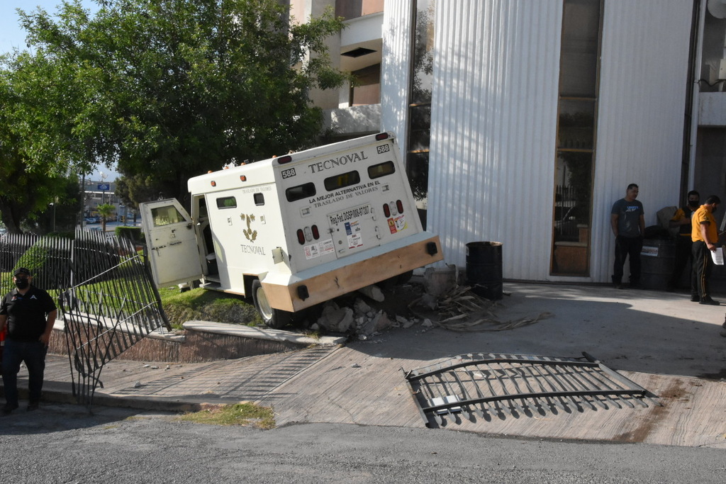 Choca camión de valores en museo en Monclova
