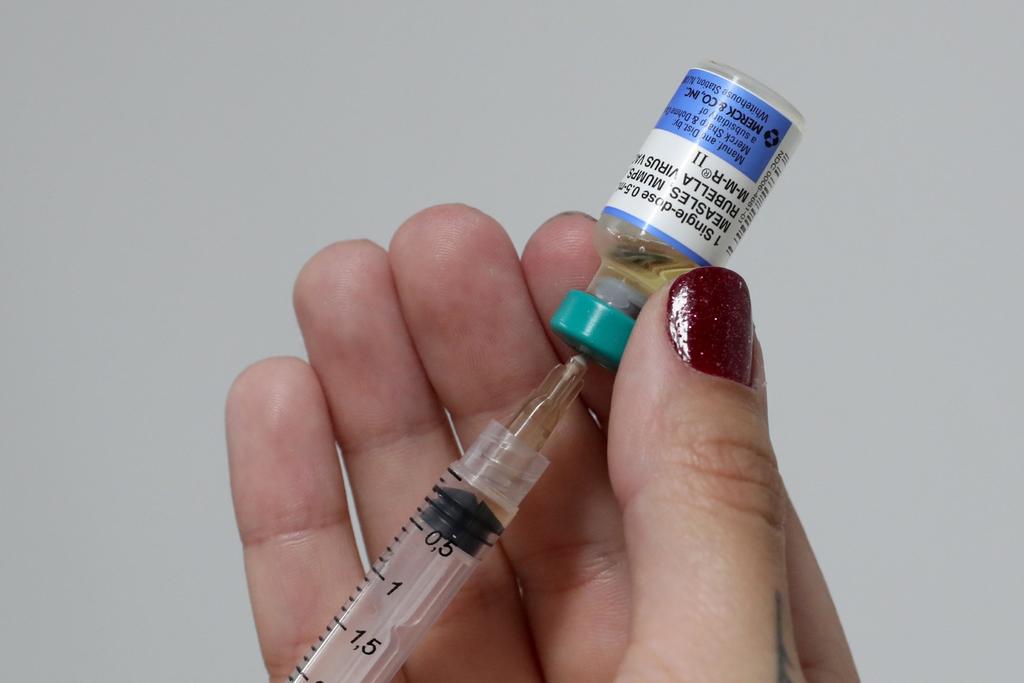 La vacuna se administra vía subcutánea en el brazo izquierdo y se trata de un refuerzo que se hace mediante una campaña que se lleva a cabo cada 4 años.
(ARCHIVO)