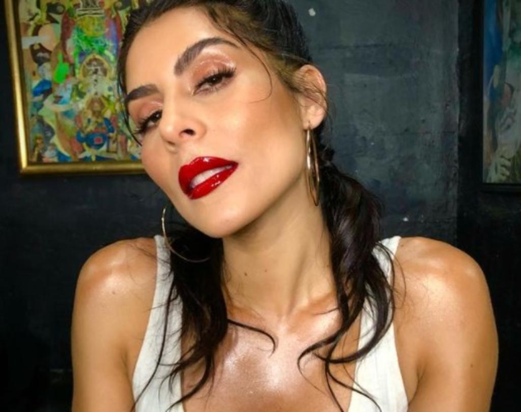 La bella cantante y actriz María León, compartió con sus seguidores de redes sociales su manera de combatir la depresión del confinamiento y en general. (Especial) 