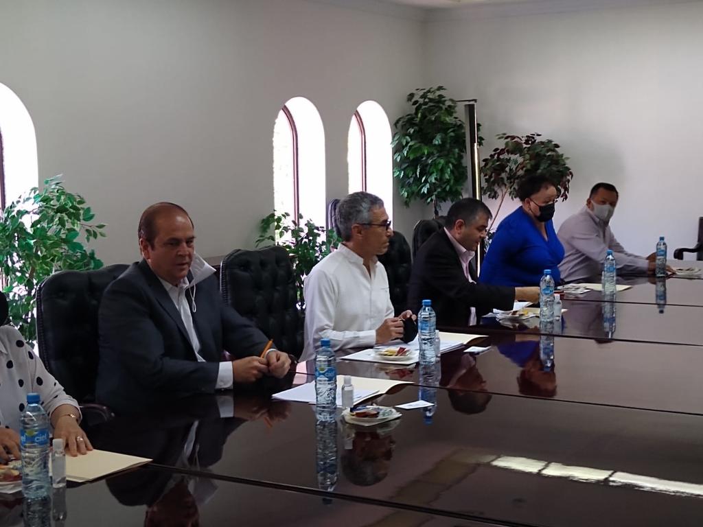 Eduardo Olmos Castro, presidente de la Junta de Gobierno del Congreso del Estado de Coahuila, estuvo de visita en Piedras Negras y se reunió con los integrantes del Consejo de la Industria Maquiladora de Exportación (INDEX); con quienes acordó establecer un convenio de colaboración. (RENÉ ARELLANO)