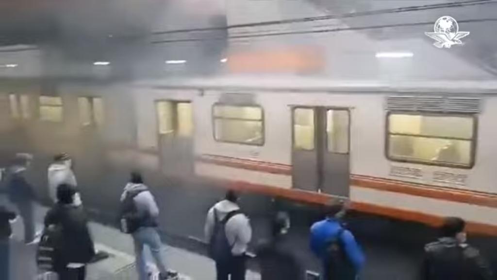 En redes sociales circulan videos en el que se registra la salida de humo en uno de los trenes que recorre la Línea A del Metro de la Ciudad de México. (ESPECIAL)