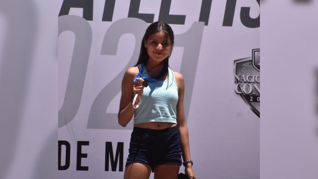 Resultados de excelencia, está cosechando la juvenil corredora lagunera, Fernanda Patricia Pérez Soto, de apenas 16 años de edad y quien dedica gran parte de sus días a la práctica del atletismo, por lo que está convertida en una sólida promesa del deporte regional. (CORTESÍA)