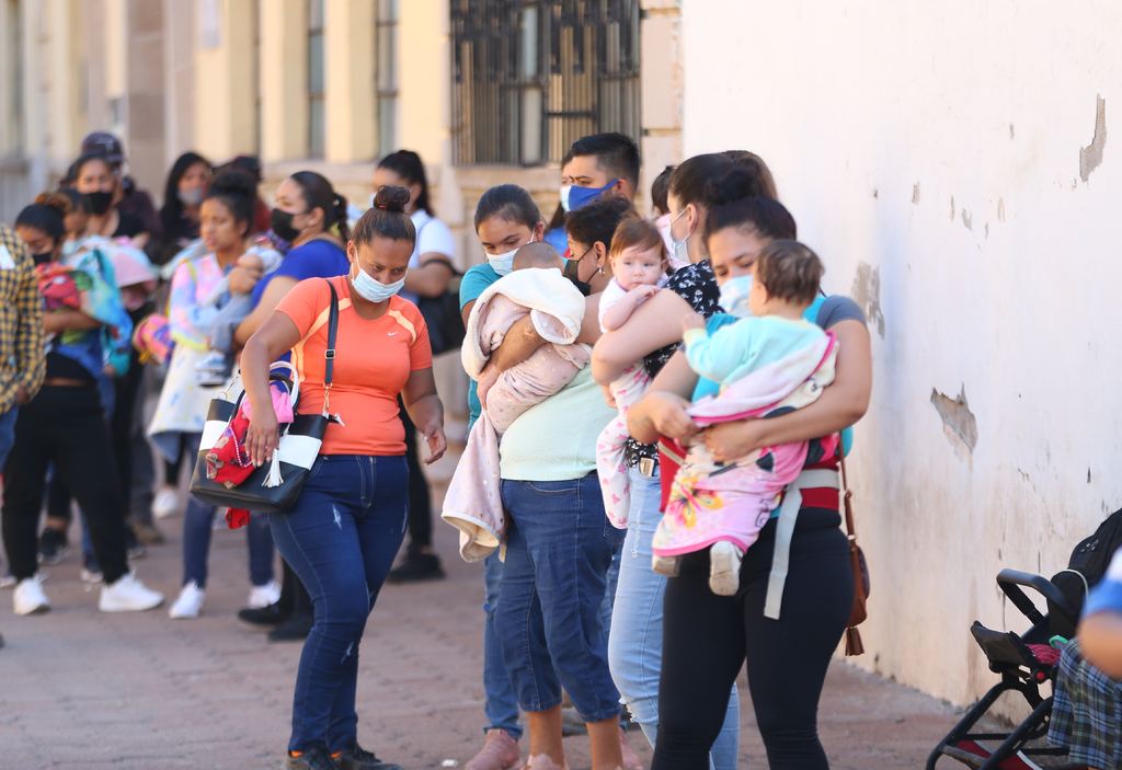 En la Zona Metropolitana de La Laguna hay 355 mil 318 mujeres que son madres de familia, de las cuales el 51 % se dedican al hogar y el 49 % tienen un trabajo. (ARCHIVO)

