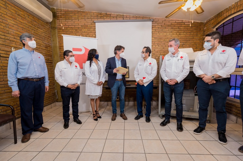 En el marco del Día Internacional de la Cruz Roja, Peñoles hizo entrega de un donativo y un equipo médico para la institución. (CORTESÍA)