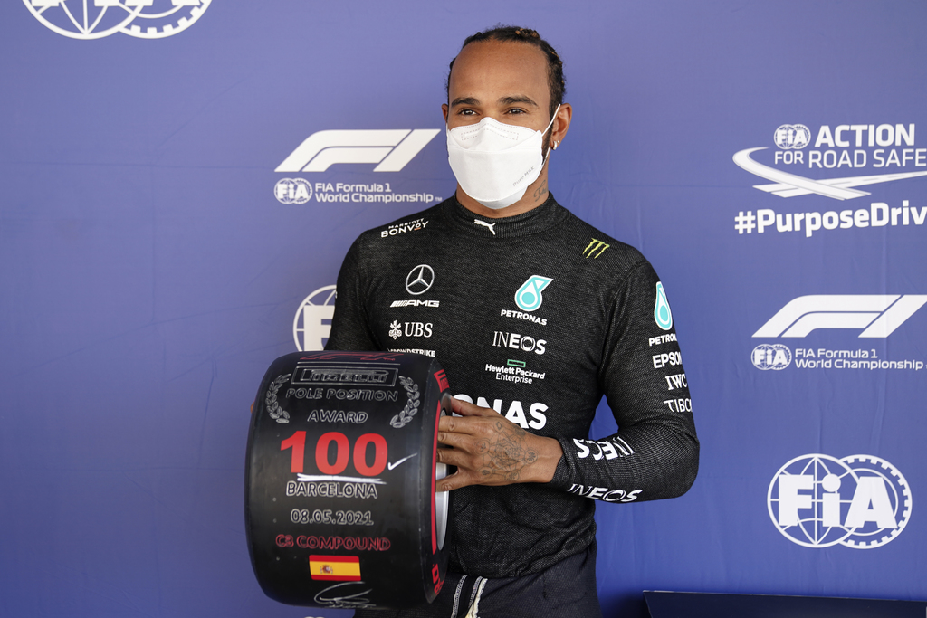 Lewis Hamilton superó por escaso margen a Max Verstappen y logró la 'pole' número 100 en su brillante carrera (ESPECIAL) 