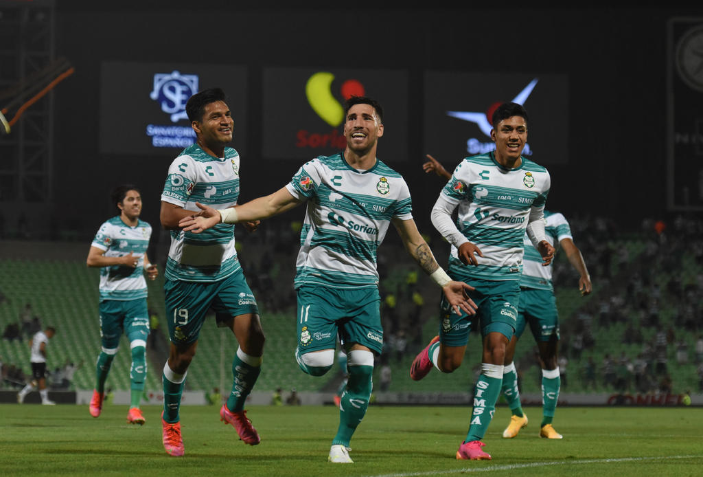 Al igual que en la final del Clausura 2015, Santos Laguna le endosó anoche un 5-0 a los Gallos Blancos del Querétaro, para clasificarse a la liguilla del Guardianes 2021, donde se topará con los Rayados del Monterrey. (JESÚS GALINDO)
