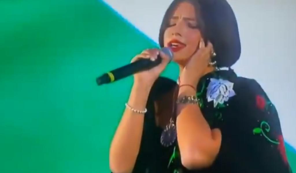La hija de Pepe Aguilar se ha convertido en blanco de criticas en redes sociales tras su interpretación del Himno Nacional Mexicano (CAPTURA) 