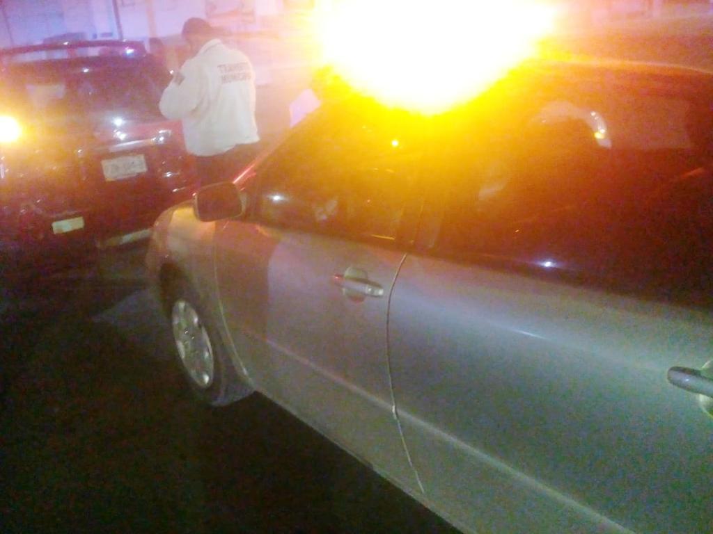  Un conductor en estado de ebriedad chocó por alcance contra otro vehículo en la zona centro de la ciudad de Torreón. (EL SIGLO DE TORREÓN)