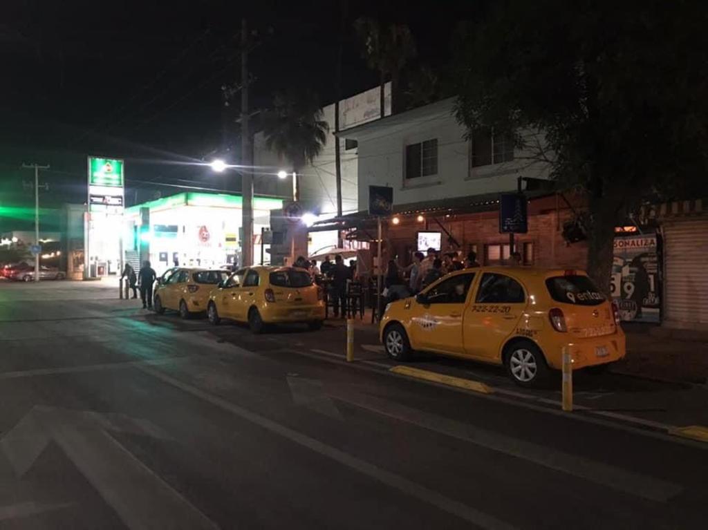 Los taxistas fueron captados estacionados sobre la ciclovía de Torreón, durante el viernes en la noche (REDES SOCIALES) 