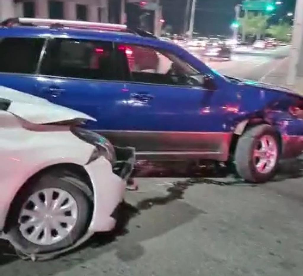 La noche del sábado se registró un accidente vial frente al fraccionamiento Los Viñedos de la ciudad de Torreón, el cual dejó como saldo tres personas lesionadas. (EL SIGLO DE TORREÓN)