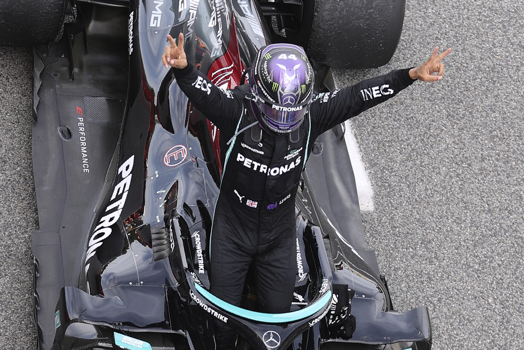 Lewis Hamilton logró su tercera victoria de la temporada en el Gran premio de España; Sergio 'Checo' Pérez finalizó en quinto lugar. (AP)