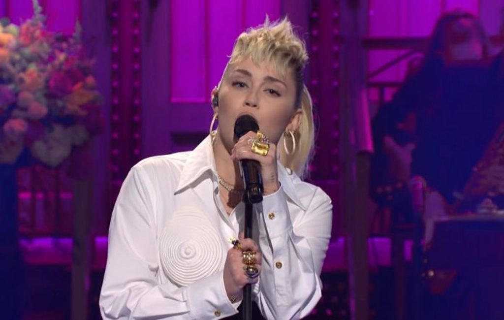 Homenaje. Miley Cyrus interpretó 'Light Of A Clear Blue Morning' de la leyenda del country Dolly Parton.