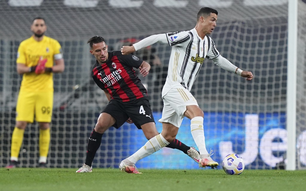 Juventus perdió 3-0 ante Milan y bajó al quino lugar en la Serie A cuando faltan tres fechas por jugar. (AP)