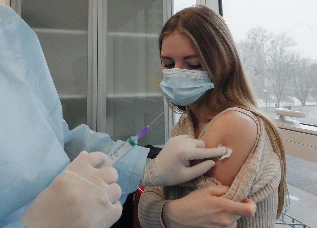 La farmacéutica estadounidense Novavax anunció este lunes que su vacuna combinada contra la COVID-19 y la gripe estacional ha mostrado resultados prometedores en estudios preclínicos con animales. (ARCHIVO) 

 