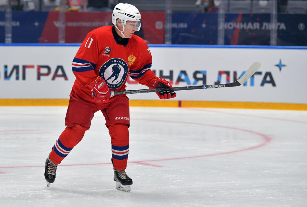 El presidente ruso, Vladímir Putin, se volvió a poner este lunes los patines para disputar en el balneario de Sochi (mar Negro) el tradicional partido benéfico de hockey sobre hielo tras el Día de la Victoria sobre la Alemania nazi. (ARCHIVO) 