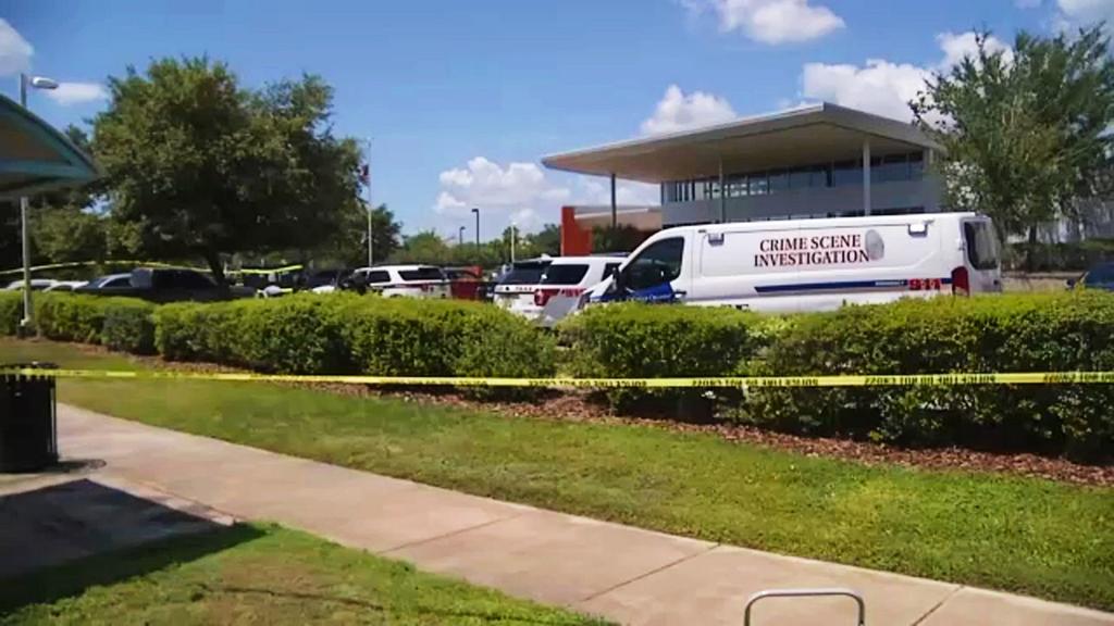 n hombre murió baleado afuera del edificio de los Servicios de Ciudadanía e Inmigración (USCIS por sus siglas en inglés) en el centro de Florida el lunes, incidente por el que las autoridades detuvieron a una persona. (ESPECIAL) 

