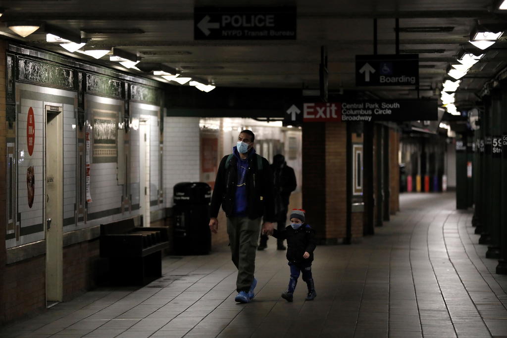 La ciudad de Nueva York ofrecerá vacunas de coronavirus en algunas de las principales estaciones de metro y de trenes esta semana en un esfuerzo por impulsar la campaña de inmunización, que se ha ralentizado en las últimas semanas, informó este lunes el gobernador neoyorquino, Andrew Cuomo. (ARCHIVO) 
