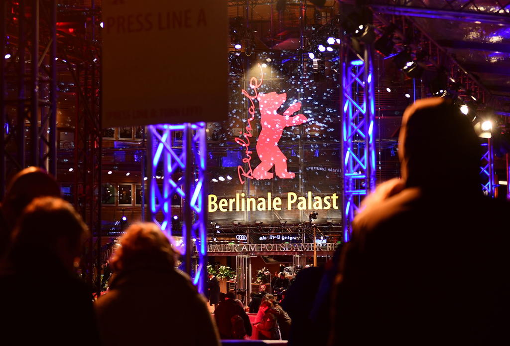  La Berlinale, que dio a conocer sus premios el pasado marzo pero tiene previsto entregarlos en una edición de verano en junio próximo, celebrará ese evento solo al aire libre por las limitaciones que impone la pandemia. (ARCHIVO)