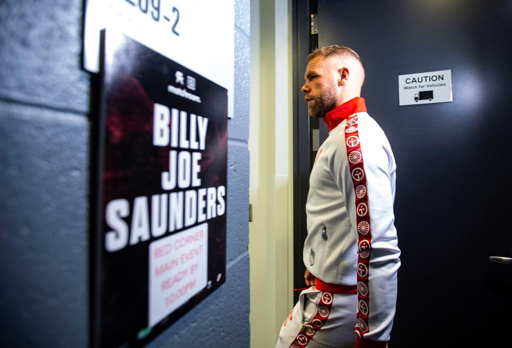 Billy Joe Saunders, quien tuvo que someterse a una cirugía luego de su pelea del sábado en Texas, ante Saúl “Canelo” Álvarez, compartió su primer mensaje sobre el combate y reveló su estado de salud. (ESPECIAL)