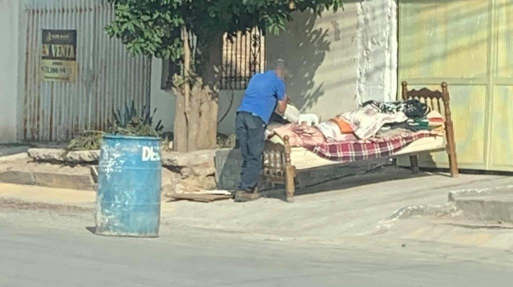 A través de redes sociales se denunció que un hombre mayor fue sacado de su hogar, supuestamente por sus hijos en la Colonia Nueva Laguna Norte por la calle Carlos Salinas de Gortari. (ESPECIAL)