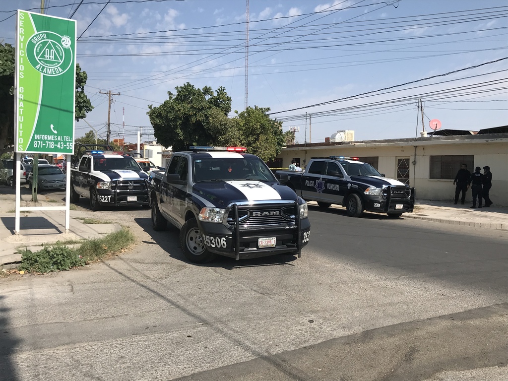 Agentes de la Policía Municipal de Torreón resguardaron el área hasta la llegada de los servicios periciales. (EL SIGLO DE TORREÓN)