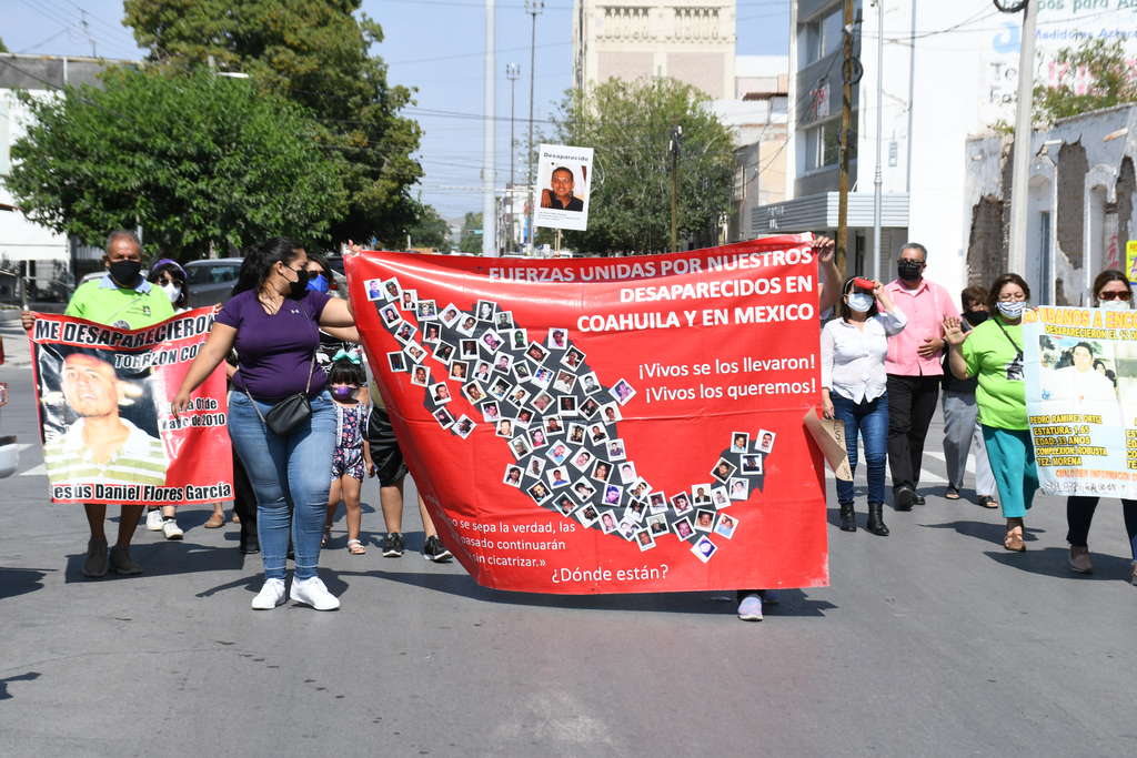 Integrantes de Fuundec-Fundem se unieron a la marcha por la dignidad nacional para exigir una respuesta real a sus demandas. (FERNANDO COMPEÁN)