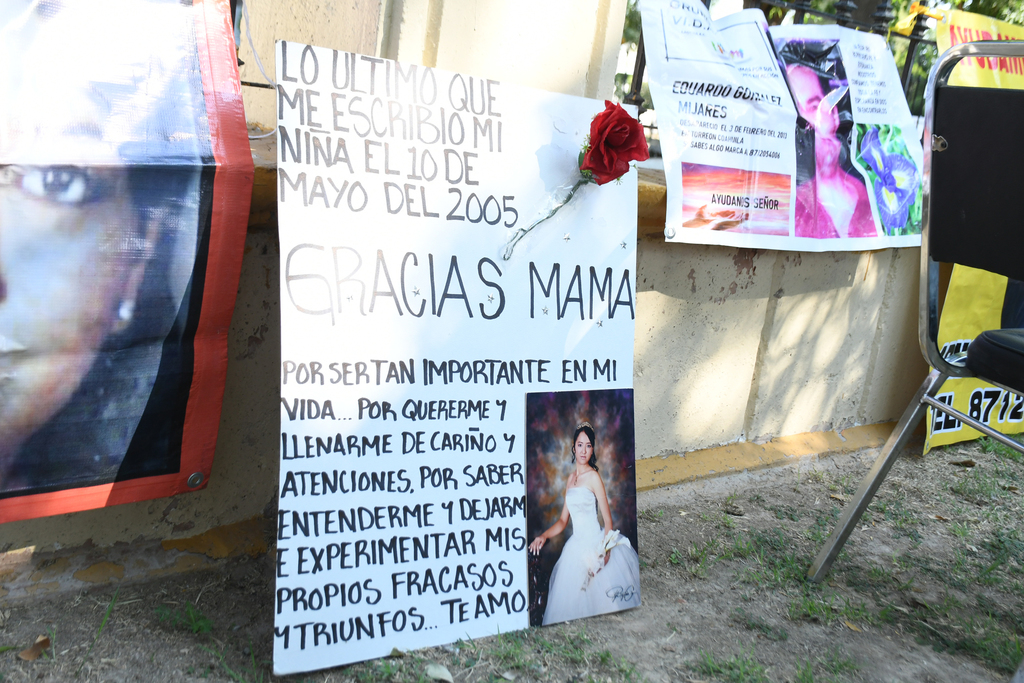 En el Día de las Madres, en el memorial de la Alameda, se colocaron distintas lonas y mensajes de hijos e hijas desaparecidos. (FERNANDO COMPEÁN)