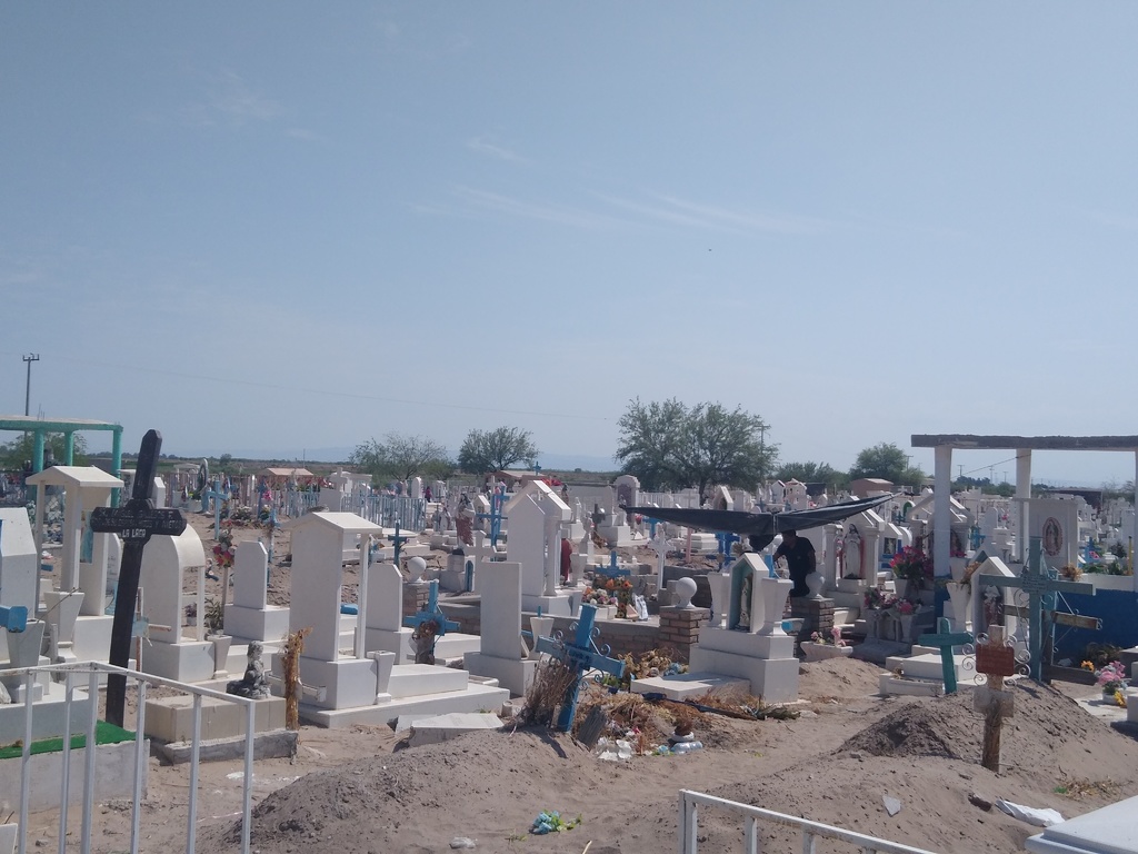 En Madero la mayoría de las personas acudieron a los cementerios el domingo para adornar las tumbas de las madres. (EL SIGLO DE TORREÓN) 