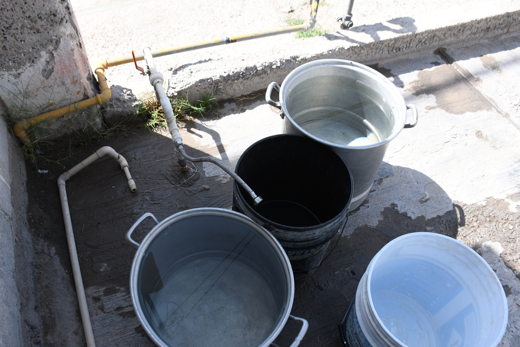 En las últimas semanas habitantes de distintos sectores de Torreón han reportado escasez de agua en sus domicilios y que aun así les llegan puntuales los recibos del Simas. (ARCHIVO)