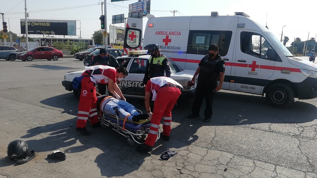 A bordo de una ambulancia el motociclista fue trasladado a la Clínica 46, a donde ingresó presentando un estado de salud estable. (EL SIGLO DE TORREÓN)