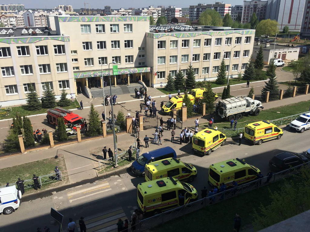 Las autoridades rusas rebajaron hoy a ocho el número de fallecidos en el tiroteo ocurrido este martes en una escuela de la ciudad de Kazán, en el suroeste del país, entre ellos siete niños, y a una veintena las personas que resultaron heridas en la tragedia. (EFE) 
