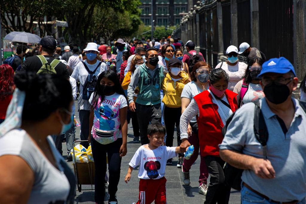 México registra 219,089 decesos y casi 2.37 millones de contagios confirmados, tras sumar el lunes solo 104 muertos y 704 contagios, unos niveles no vistos desde abril del año pasado. (ARCHIVO)