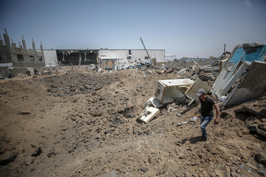 Los 26 palestinos que han muerto hasta el momento en la actual escalada de violencia con Israel fueron enterrados en la Franja de Gaza, donde algunos edificios quedaron hoy reducidos a escombros tras casi 24 horas de intercambio de fuego entre las milicias del enclave y el Ejército israelí. (EFE) 
