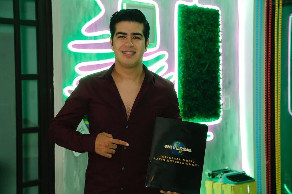 Desde la ciudad de Jerez, Zacatecas, Enrique Rodríguez celebra la firma de su contrato con el sello discográfico Fonovisa Records/Universal Music Latin Entertainment. (ESPECIAL)