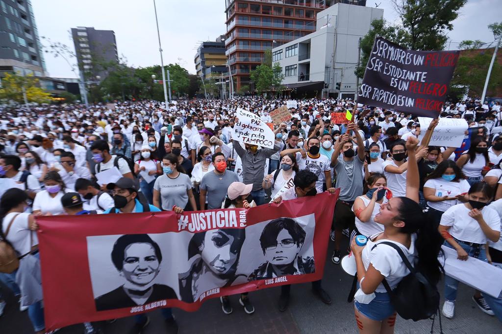 Cientos de universitarios mexicanos y familiares de personas desaparecidas marcharon este martes para exigir justicia por el secuestro y asesinato de tres hermanos, uno de ellos estudiante, en la ciudad de Guadalajara, capital del estado de Jalisco, en el oeste del país. (EL UNIVERSAL)