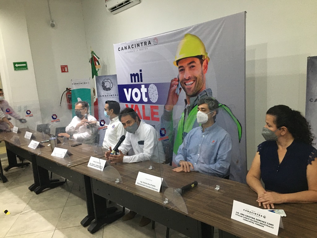 El presidente de la Canacintra Torreón, Carlos González, dijo que todos los socios participarán en la campaña 'Mi Voto Vale'. (FABIOLA P. CANEDO)