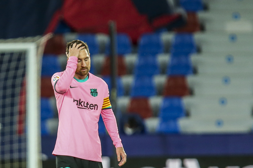 Lionel Messi (i) se lamenta durante el partido de ayer, en el que Barcelona empató a tres tantos contra Levante. (AP)