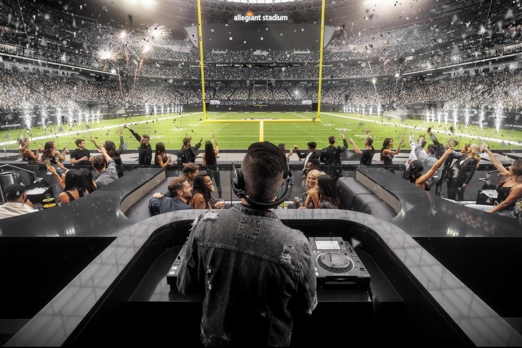 Con el regreso próximo de los aficionados a todos los estadios de la NFL, se presentó el club nocturno que tendrá el de los Raiders de Las Vegas. El Allegiant Stadium, que se inauguró la temporada pasada pero no recibió público en ninguno de sus ocho partidos de temporada regular por la pandemia de COVID-19, presentó el 'antro' que se colocará detrás de las diagonales durante la campaña que arranca en septiembre. (ESPECIAL)
