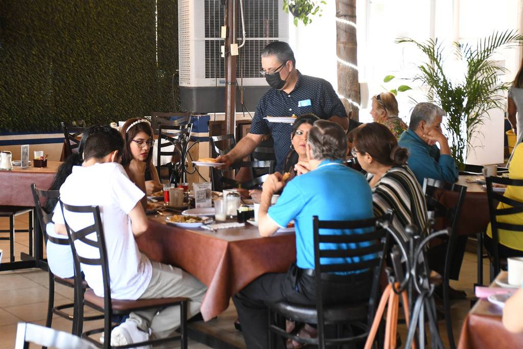 Los restaurantes afiliados a la Canirac en Torreón ofrecerán hasta un 15 por ciento de descuentos a los ciudadanos que voten. (FERNANDO COMPEÁN)