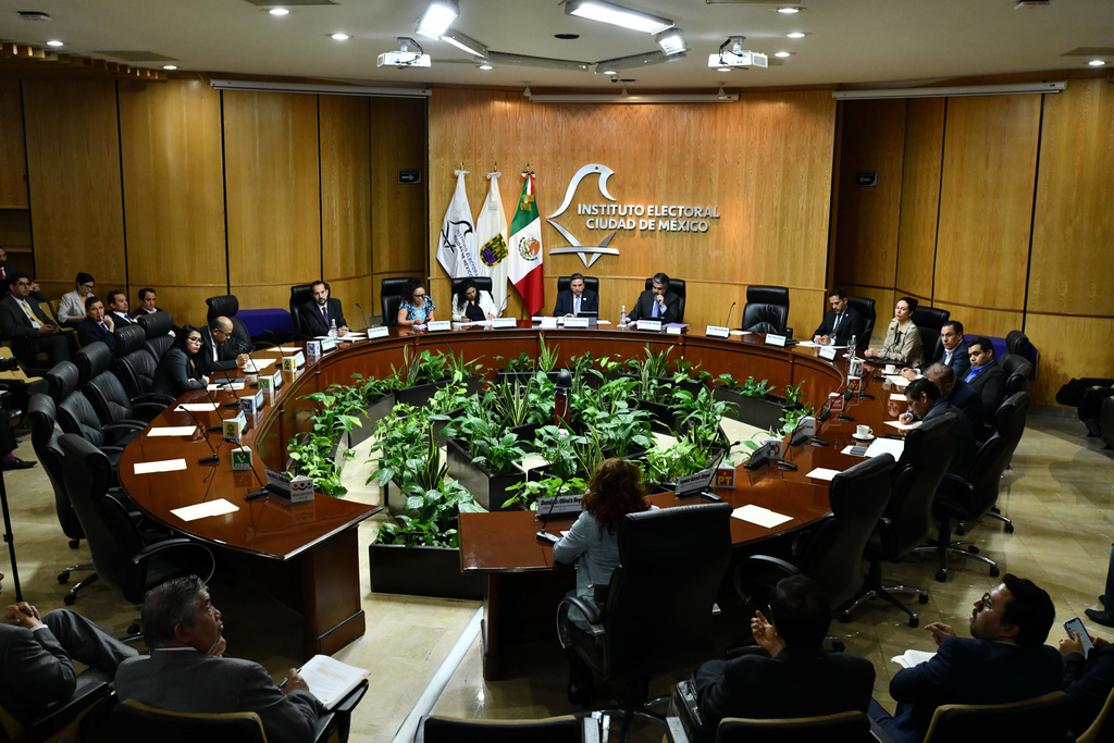 El acto protocolario para la firma del Convenio estuvo encabezado por el presidente del IECM, Mario Velázquez Miranda, y el secretario de Gobierno de la Ciudad de México, José Alfonso Suárez del Real.