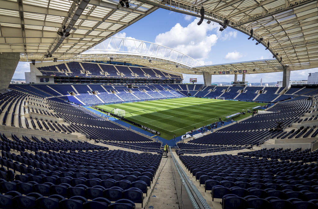 La UEFA confirmó el jueves que la final de la Liga de Campeones se disputará en al ciudad portuguesa de Porto y que los aspirantes al cetro europeo, Chelsea y Manchester City, podrán llevar a 6,000 aficionados. (AP)