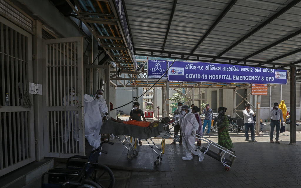 La India no consigue doblegar la pandemia, con más de 4,000 muertes y 360,000 casos diarios, una 'tragedia apocalíptica', según la oposición, enfrentada en una batalla política con el Gobierno indio por la falta de vacunas. (ARCHIVO) 
