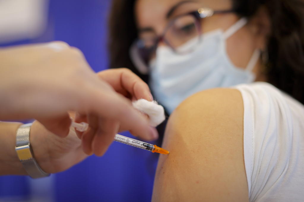 ¿Cuándo habrá vacunas contra el COVID-19 disponibles en todo el mundo? Los expertos dicen que en algunos países podría ser no antes de 2023. (ARCHIVO) 