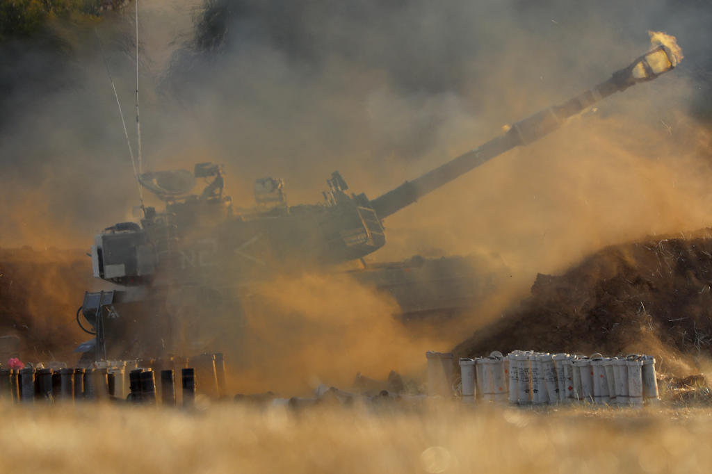 El Ejército israelí inició hoy un intenso bombardeo desde tierra y aire en la franja de Gaza en plena escalada bélica, que no descarta una ofensiva terrestre en el enclave. (EFE)